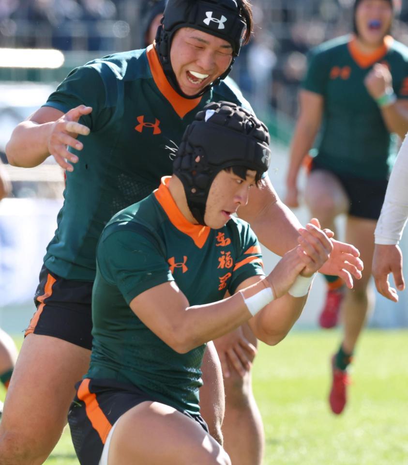 　後半、逆転トライを決め手をたたいて喜ぶ東福岡・濵田篤志（撮影・立川洋一郎）