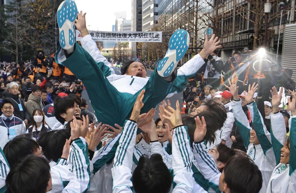 　総合優勝を果たし胴上げされる青学大の原晋監督（代表撮影）