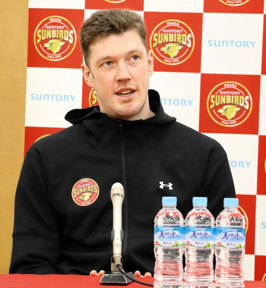 　引退会見をするサントリーのドミトリー・ムセルスキー（撮影・中野裕美子）