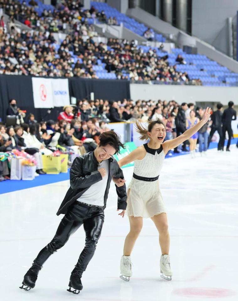 　オープニングで会場を沸かす鍵山優真（左）と坂本花織