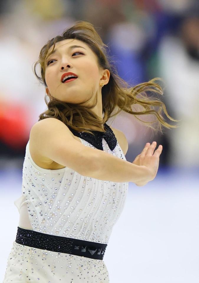 　演技する坂本花織