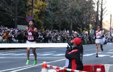 　ゴール前で争う早大１０区・瀬間元輔（左）と中大１０区・吉中祐太＝３日