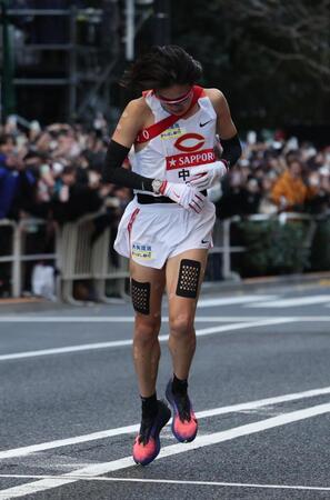　５位でゴールした中大１０区・吉中祐太＝３日