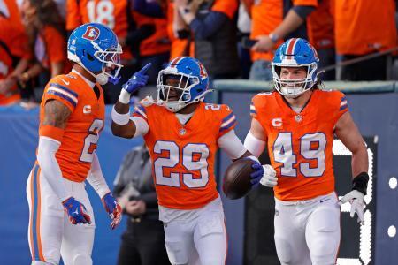 　チャージャーズ戦でＴＤを奪って喜ぶブロンコスのマクミラン（中央）＝デンバー（イマジンイメージズ・ロイター＝共同）