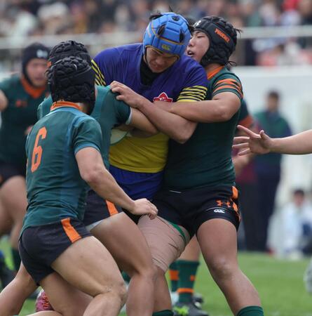 　後半、相手のプレッシャーに耐え、ジリジリとゴールラインに進む京都成章・土肥祐斗（撮影・坂部計介）