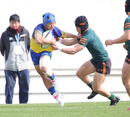 　後半、東福岡・礒部聖輝をかわし突進する京都成章・篠颯太郎（撮影・坂部計介）