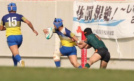 　後半、トライを決める京都成章・篠颯太郎（右から２人目）＝撮影・中田匡峻