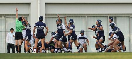 　後半、桐蔭学園・喜瑛人の逆転トライに歓喜する桐蔭学園フィフティーン（撮影・中田匡峻）