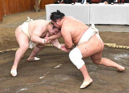 　豊昇龍（右）と稽古する安青錦（撮影・佐藤厚）