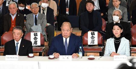 　厳しい表情で稽古を見る八角理事長（中央）と大島理森横綱審議委員会委員長（左）、紺野美沙子委員（右）＝撮影・佐藤厚