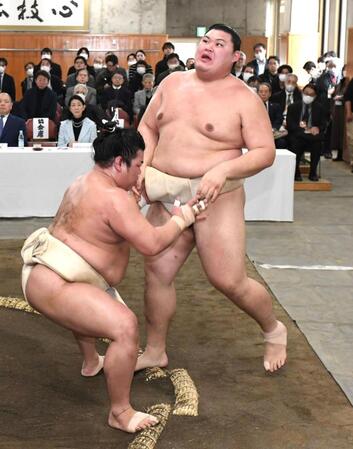 　平戸海（左）に押し出される大の里（撮影・佐藤厚）