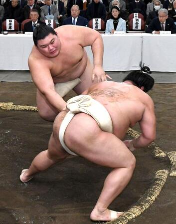 　平戸海（右）を土俵に這わす大の里（撮影・佐藤厚）