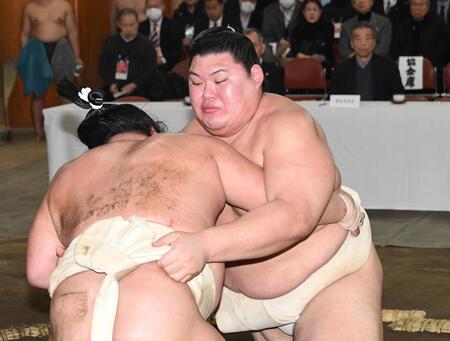 　平戸海（左）と稽古する大の里（撮影・佐藤厚）