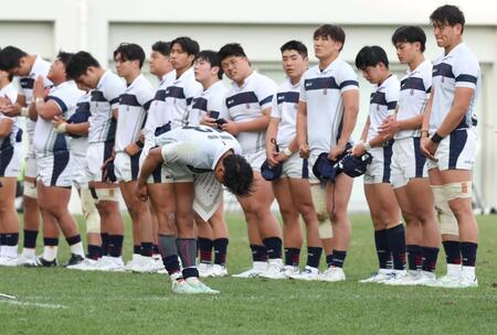 　試合後、賞状を受け取り桐蔭学園フィフティーンに向かって深々と礼をする大阪桐蔭・手崎颯志（手前）＝撮影・中田匡峻
