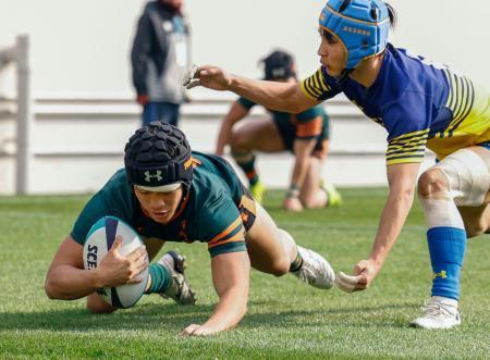 　東福岡-京都成章　前半、トライを決める東福岡・藤野＝花園