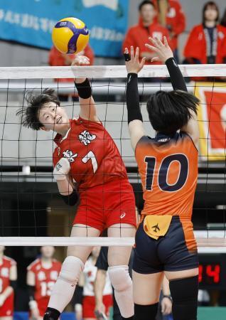 　日本航空-東九州龍谷　第２セット、スパイクを放つ東九州龍谷・兼武＝東京体育館