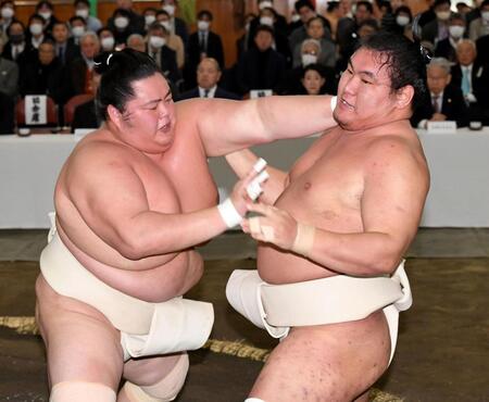 　豊昇龍（右）と稽古する琴桜（撮影・佐藤厚）