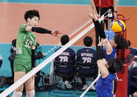 　八王子実践-西彼杵　第１セット、スパイクを決める八王子実践・大雲（左）＝東京体育館