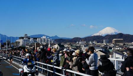 　８区、富士山をバックに力走する青学大・塩出＝３日