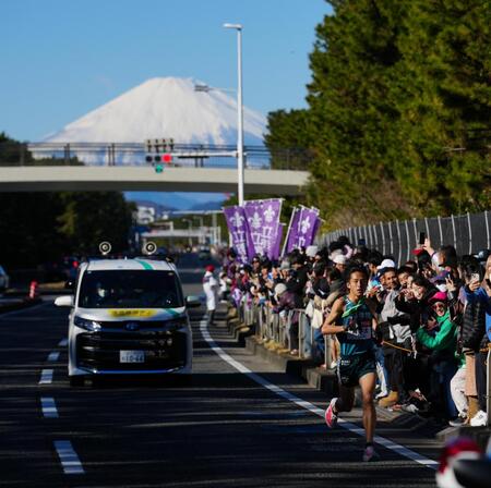 　８区、富士山をバックに力走する青学大・塩出＝３日