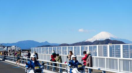 　８区、富士山をバックに力走する青学大・塩出＝３日