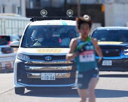 　８区、塩出（右）に声をかける青学大・原監督＝３日