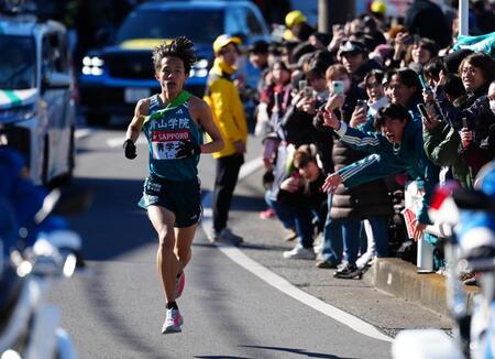 　８区、宇田川ら沿道のチームメートの声援を浴び、力走する青学大・塩出＝３日