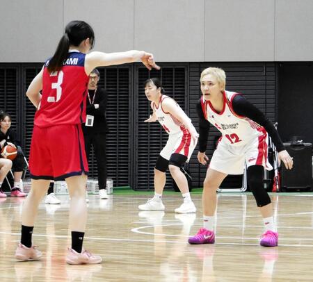 　ディフェンスする吉田亜沙美