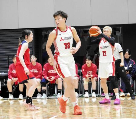 　パスを出す吉田亜沙美