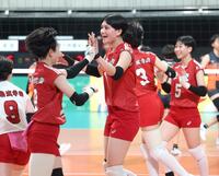 　第２セット、得点を決め喜ぶ東九州龍谷・忠願寺莉桜（中央）＝撮影・石井剣太郎