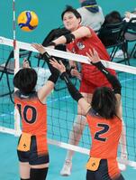 　第１セット、スパイクを決める東九州龍谷・忠願寺