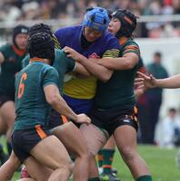 　後半、相手のプレッシャーに耐え、ジリジリとゴールラインに進む京都成章・土肥祐斗（撮影・坂部計介）