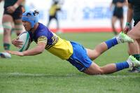 　後半、京都成章・高萩誠人は中央付近にトライを決める（撮影・坂部計介）