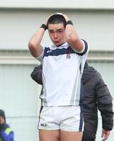 　桐蔭学園に敗れ、頭を抱える大阪桐蔭・モレノ経廉ザンダー（撮影・中田匡峻）