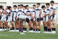 　試合後、賞状を受け取り桐蔭学園フィフティーンに向かって深々と礼をする大阪桐蔭・手崎颯志（手前）＝撮影・中田匡峻