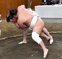 　豊昇龍（手前）と稽古する安青錦（撮影・佐藤厚）