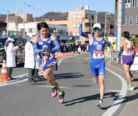 平塚中継所で、玉目陸（右）からたすきを受け取った順大・永原颯磨＝３日