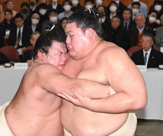 　平戸海（左）と稽古する大の里（撮影・佐藤厚）