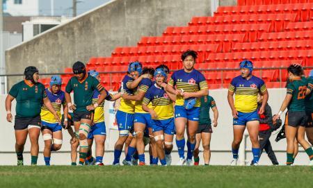 　東福岡に勝利した京都成章の選手たち＝花園