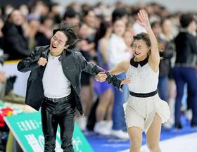 　オープニングで会場を沸かす鍵山優真（左）と坂本花織（撮影・布藤哲矢）