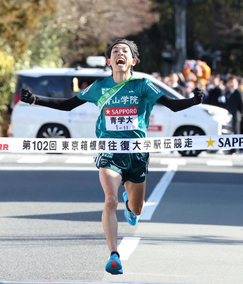 　２日の往路１着でゴールした青学大・黒田朝日