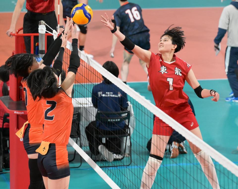 　第１セット、ネット際で競り合う東九州龍谷・忠願寺（右）