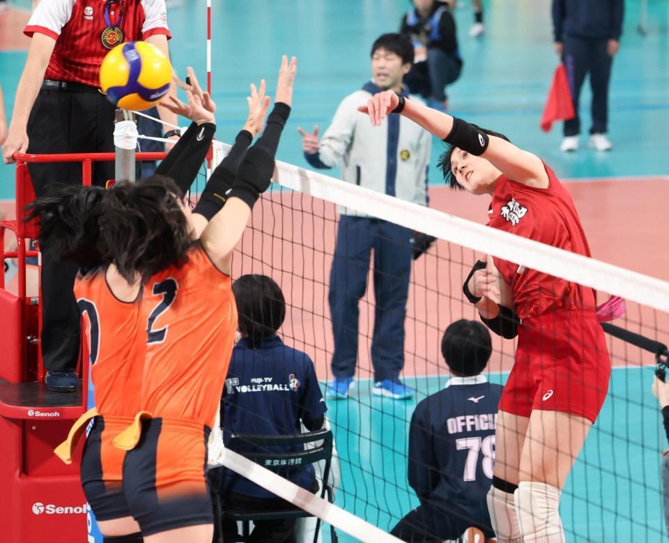 　第１セット、スパイクを打つ東九州龍谷・忠願寺莉桜（右端）＝撮影・石井剣太郎