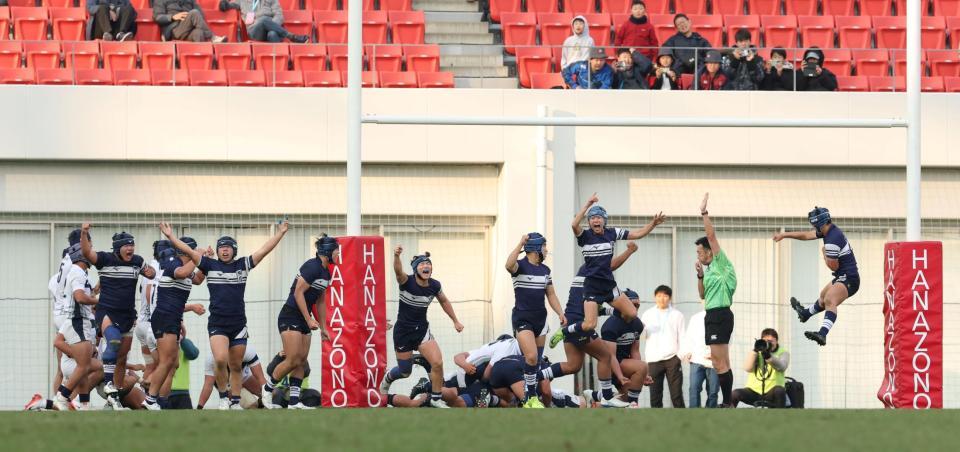 　後半、試合終了直前に逆転トライが決まり歓喜の桐蔭学園フィフティーン。決勝進出が決まる（撮影・中田匡峻）