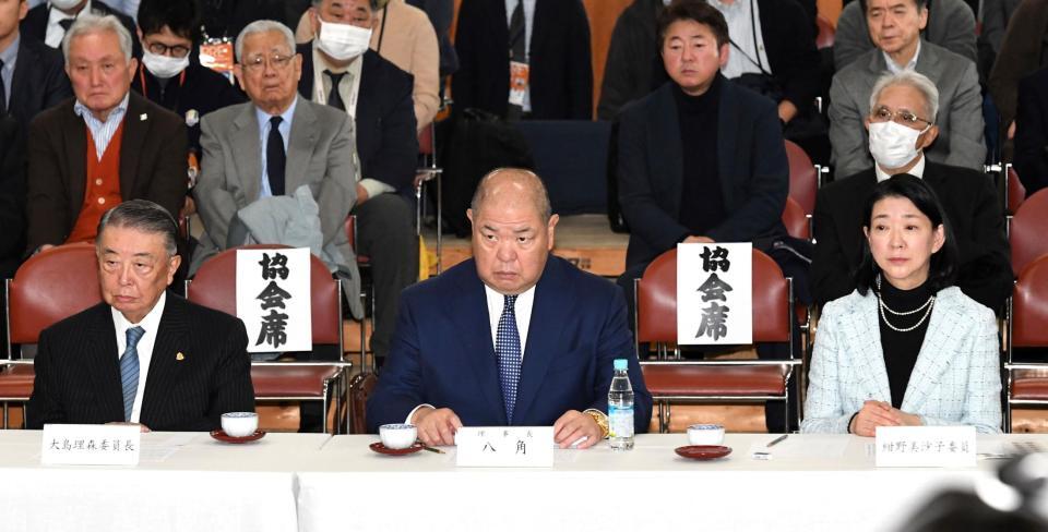 　厳しい表情で稽古を見る八角理事長（中央）と大島理森横綱審議委員会委員長（左）、紺野美沙子委員（右）＝撮影・佐藤厚
