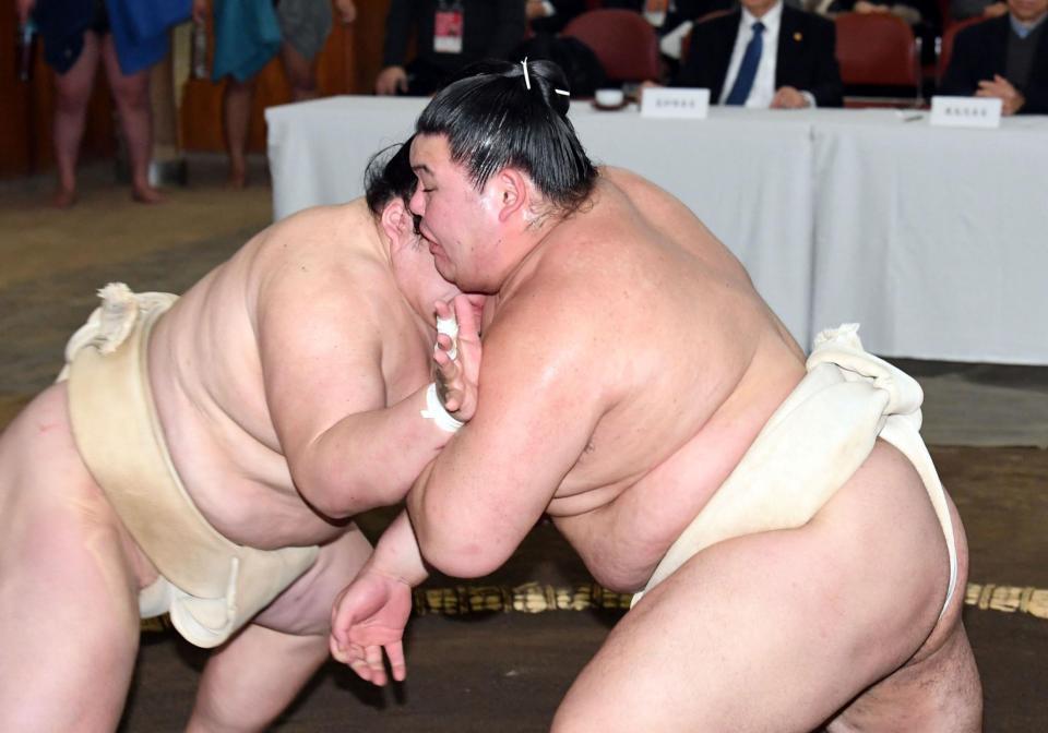 　王鵬（左）と稽古する大の里（撮影・佐藤厚）