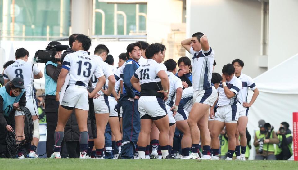 　桐蔭学園に敗れ、頭を抱える大阪桐蔭・モレノ経廉ザンダー（手前右）＝撮影・中田匡峻