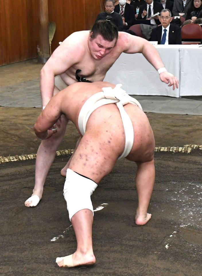 　豊昇龍（手前）と稽古する安青錦（撮影・佐藤厚）