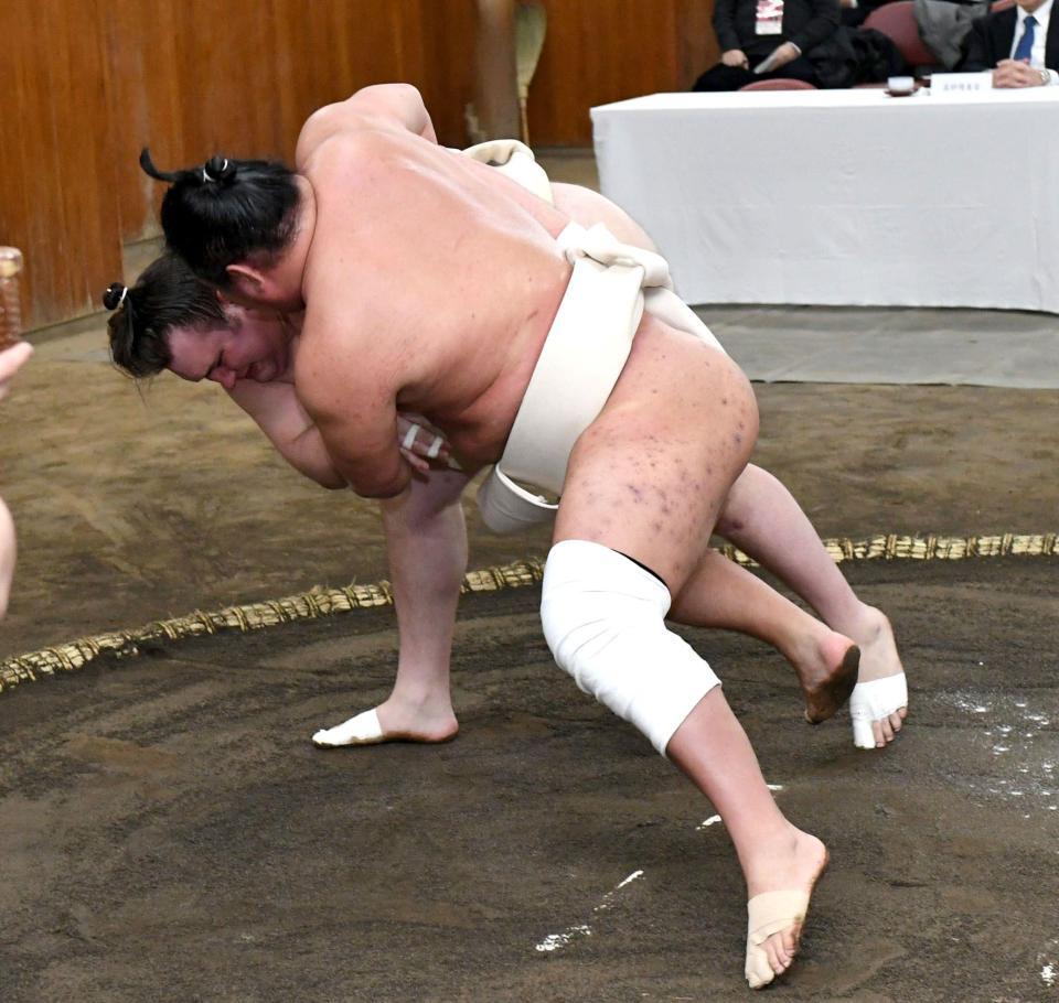 　豊昇龍（手前）と稽古する安青錦（撮影・佐藤厚）