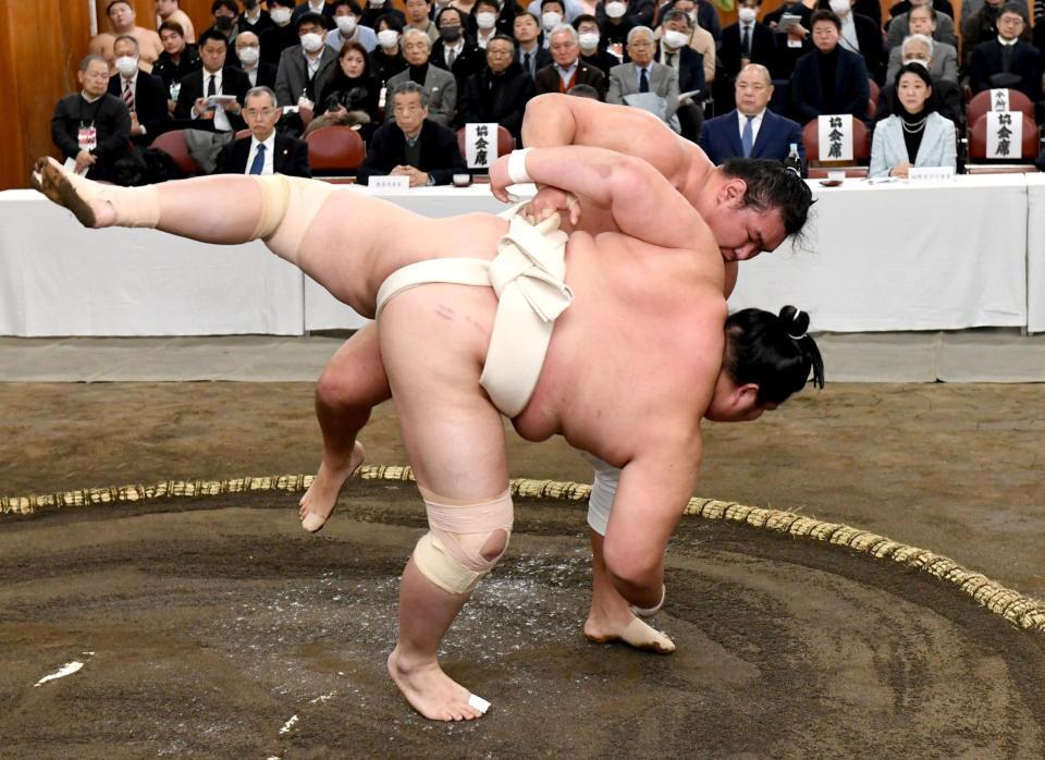 　琴桜（手前）を豪快に投げ飛ばす豊昇龍（撮影・佐藤厚）